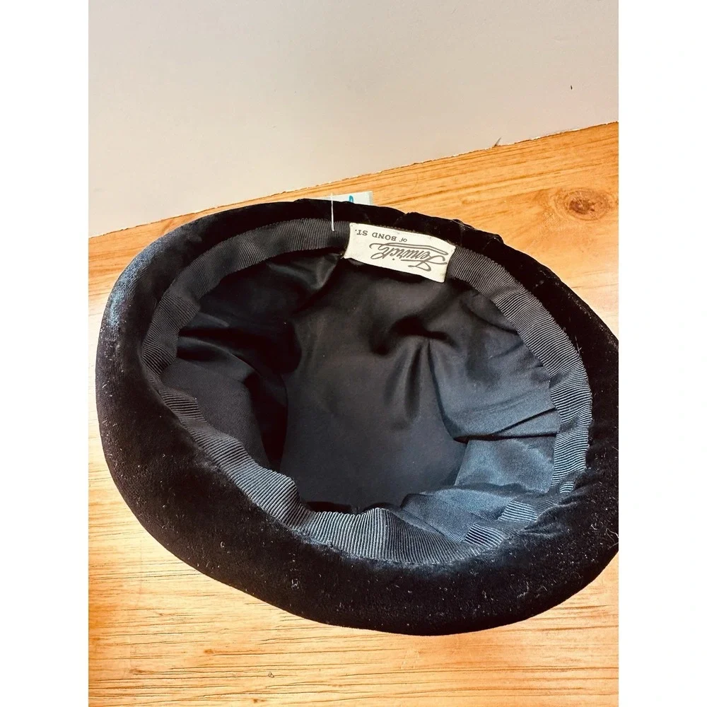 Womens Soft Black & Bright Pink Velvet 1960s Vintage Hat Pre-owned